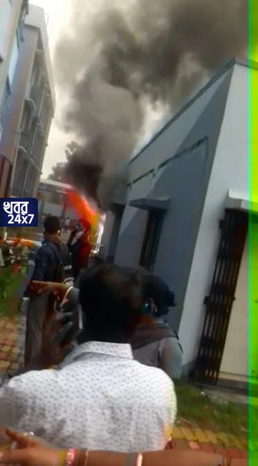 BREAKING: সপ্তমীর সন্ধ্যায় বেলেঘাটা আইডিতে বিধ্বংসী অগ্নিকাণ্ড, আগুন জ্বলছে দাউ দাউ করে BREAKING: সপ্তমীর সন্ধ্যায় বেলেঘাটা আইডিতে বিধ্বংসী অগ্নিকাণ্ড, আগুন জ্বলছে দাউ দাউ করে