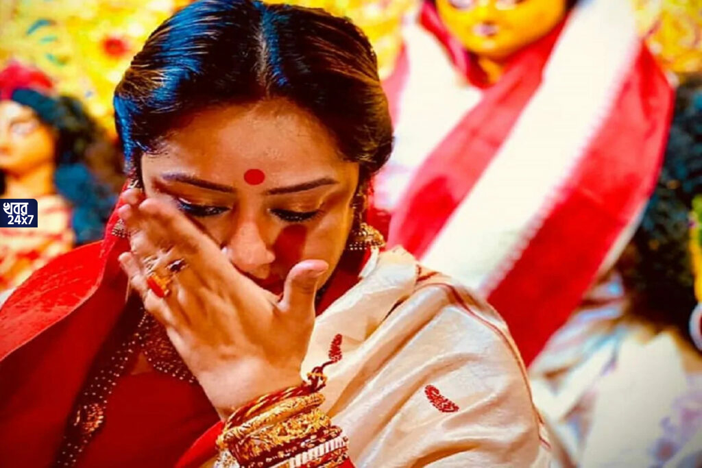 দশমীর শেষ তিথিতে মায়ের বিদায়ের সময় অঝোরে কান্না সুদীপার, দেখে নিন ছবি sudipa