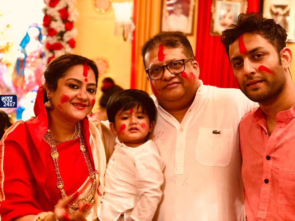 দশমীর শেষ তিথিতে মায়ের বিদায়ের সময় অঝোরে কান্না সুদীপার, দেখে নিন ছবি sudipa on dashami