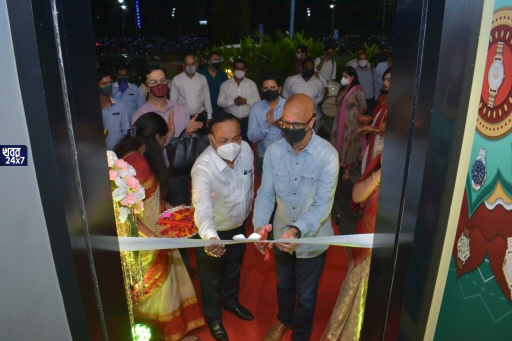 তিলোত্তমার মুকুটে নতুন পালক, টাইটান তার ৫০০ তম স্টোর খুলল শহরে! Titan Store