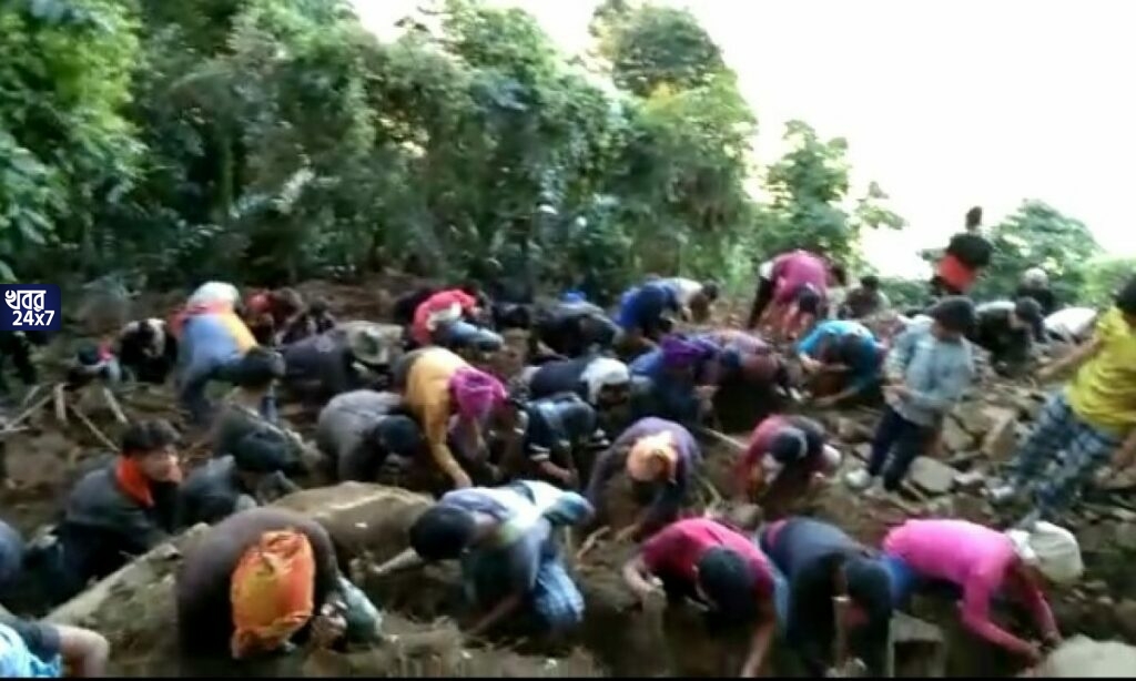 অবাক কাণ্ড! মাটি খুঁড়লেই মিলছে হীরে, শ’য়ে শ’য়ে মানুষ হাজির মাটি খুঁড়তে