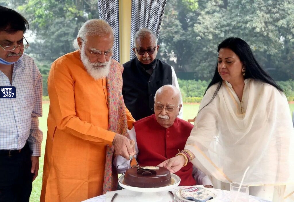 সমস্ত বিজেপি কর্মীদের কাছে উনি একজন জ্বলজ্যান্ত অনুপ্রেরণা! লালকৃষ্ণ আডবাণীকে জন্মদিনে কেক খাইয়ে বললেন মোদী