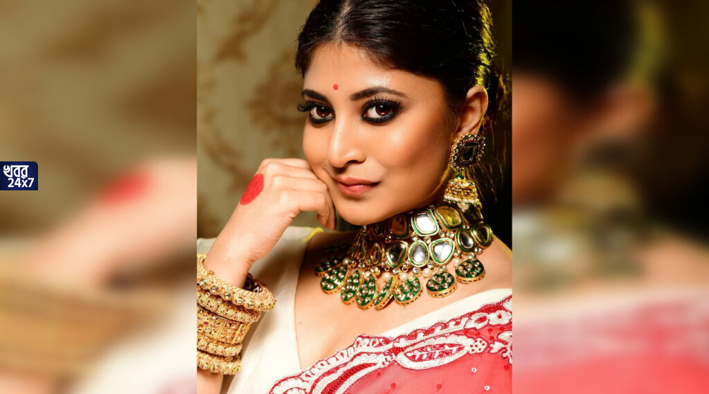 লাল শাড়ি, ভারী গয়না, কাজল কালো চোখে মন জয় করলেন সন্দীপ্তা! লাল শাড়ি, ভারী গয়না, কাজল কালো চোখে মন জয় করলেন সন্দীপ্তা!