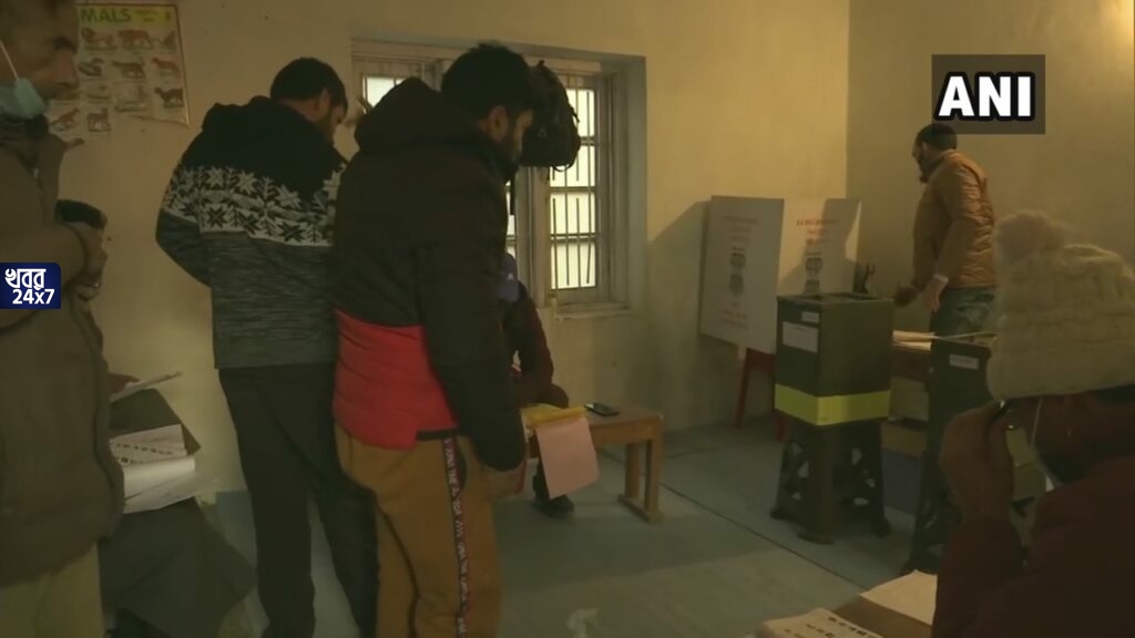 ৩৭০ ধারা রদ হওয়ার পর ২৮০ আসনে প্রথমবারের মতো জম্মু-কাশ্মীরে শুরু নির্বাচন! ভোট দিতে পারবেন করোনা আক্রান্তরাও ৩৭০ ধারা রদ হওয়ার পর ২৮০ আসনে প্রথমবারের মতো জম্মু-কাশ্মীরে শুরু নির্বাচন! ভোট দিতে পারবেন করোনা আক্রান্তরাও