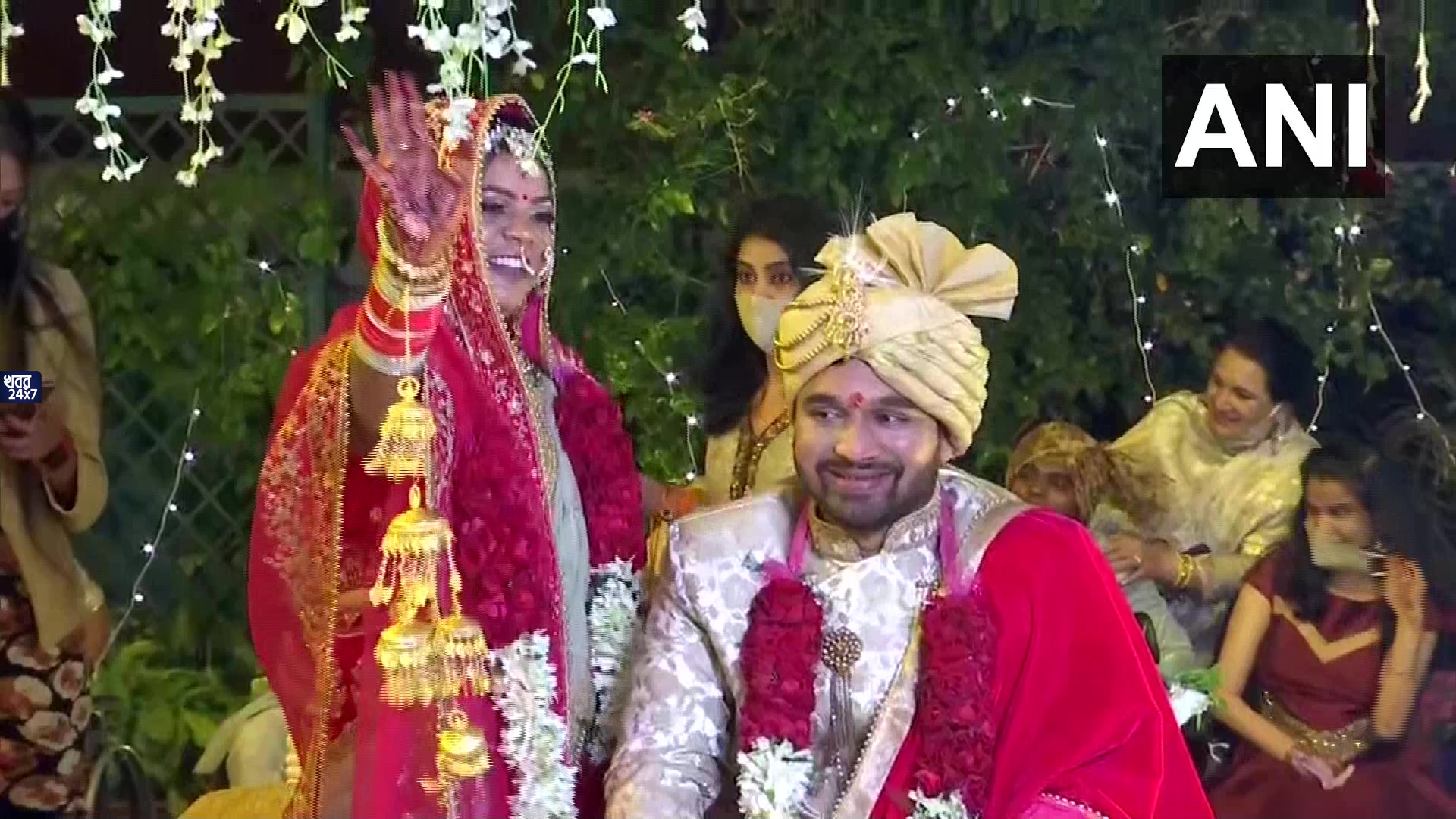 বর বসে হুইলচেয়ারে, নববধূ সানন্দে করলেন বিয়ে, প্রেমের জয়ে আপ্লুত নেটপাড়া! বর বসে হুইলচেয়ারে, নববধূ সানন্দে করলেন বিয়ে, প্রেমের জয়ে আপ্লুত নেটপাড়া!