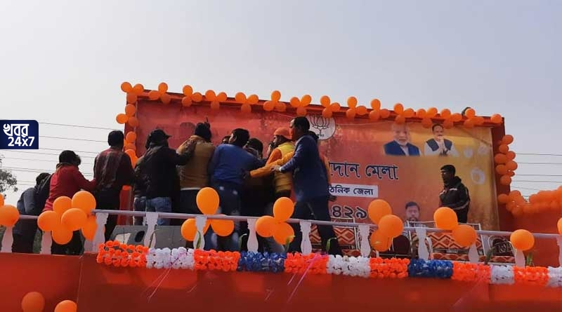 দুর্গাপুরে অর্জুন সিং-এর সামনে বিজেপি যোগদান মেলা'র মঞ্চে হাতাহাতি! বিজেপিতে যোগ দিতে চলা তৃণমূলীরাই অভিযুক্ত! দুর্গাপুরে অর্জুন সিং-এর সামনে বিজেপি যোগদান মেলা'র মঞ্চে হাতাহাতি! বিজেপিতে যোগ দিতে চলা তৃণমূলীরাই অভিযুক্ত!