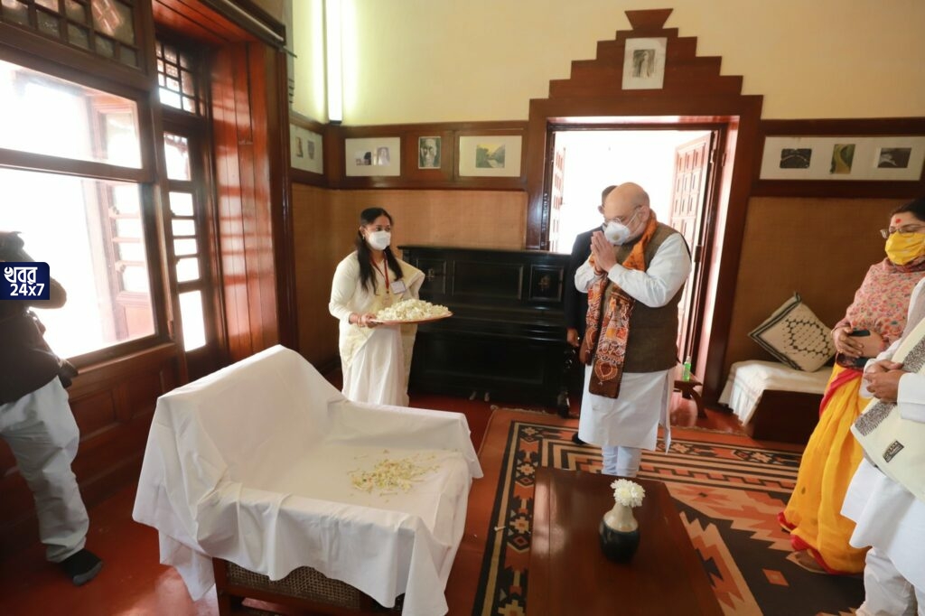 বাংলায় দ্বিতীয় দিনের সফরে অমিত শাহ, শান্তিনিকেতনে রবীন্দ্রনাথের প্রতিকৃতিতে মাল্যদান করে তাঁর প্রতি শ্রদ্ধা নিবেদন শাহের