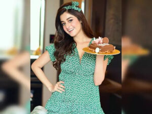 স্মোকি আইজ, উন্মুক্ত নাভিতে নেট দুনিয়ায় ঝড় তুললেন দর্শনা স্মোকি আইজ, উন্মুক্ত নাভিতে নেট দুনিয়ায় ঝড় তুললেন দর্শনা