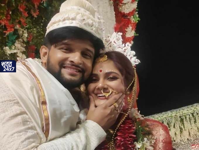 নীল-তৃনার বাসর ঘর জমজমাট! বাসরে গান গাইলেন নবদম্পতি, ভাইরাল আবেগঘন মুহূর্তের ভিডিও নীল-তৃনার বাসর ঘর জমজমাট! বাসরে গান গাইলেন নবদম্পতি, ভাইরাল আবেগঘন মুহূর্তের ভিডিও
