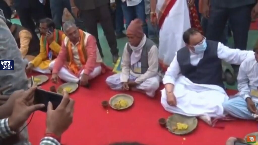দুই কৃষকের মাঝে বসে গরমাগরম খিচুড়ি সহযোগে মধ্যাহ্নভোজ সারলেন জে পি নাড্ডা
