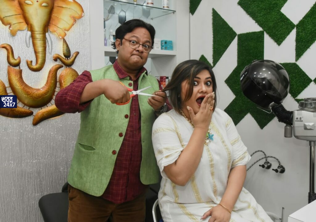 কনীনিকার চুল কাটছেন সিধু! অবাক কান্ড স্যালোঁতে কনীনিকার চুল কাটছেন সিধু! অবাক কান্ড স্যালোঁতে