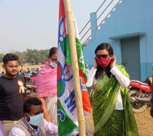 মুখে গাঁজা, রিভলভার হাতে তৃণমূল যুব নেতার ছবি ভাইরাল, নির্বাচনের প্রাক্কালে চূড়ান্ত অস্বস্তিতে শাসকদল মুখে গাঁজা, রিভলভার হাতে তৃণমূল যুব নেতার ছবি ভাইরাল, নির্বাচনের প্রাক্কালে চূড়ান্ত অস্বস্তিতে শাসকদল
