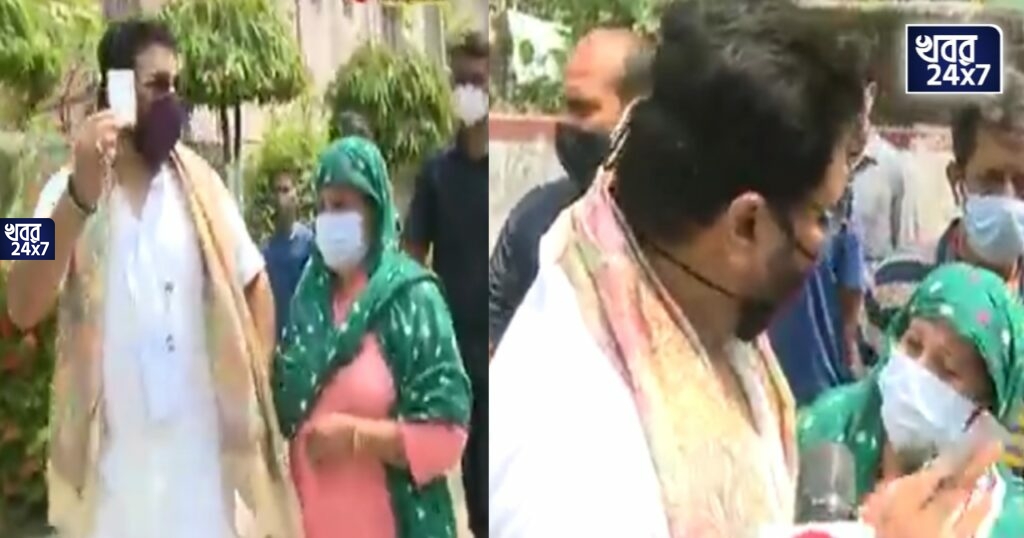 WB Election 2021: বেমালুম চলছে ছাপ্পা ভোট, হাতেনাতে দোষীকে ধরতে গিয়ে তৃণমূলের বিক্ষোভের মুখে বাবুল সুপ্রিয়