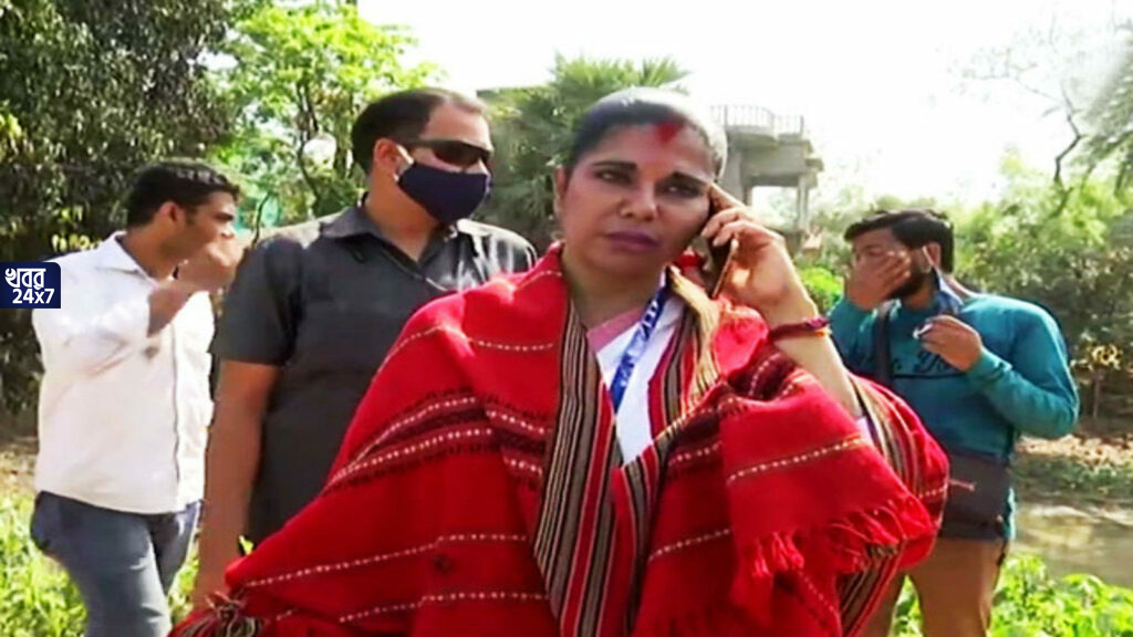 WB Election 2021: পুলিশের মদতেই রোড শো হামলা হয়েছে, দুই পুলিশ আধিকারিককে কাঠ গড়ায় তুললেন ভারতী ঘোষ WB Election 2021: পুলিশের মদতেই রোড শো হামলা হয়েছে, দুই পুলিশ আধিকারিককে কাঠ গড়ায় তুললেন ভারতী ঘোষ