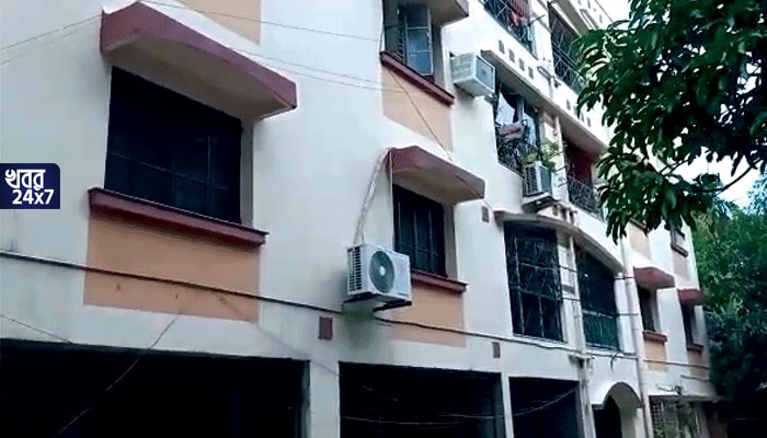 কালো প্লাস্টিকে দেহ মুড়ে দায় সারল পৌরসভা,১৮ ঘন্টার ওপর দেহ আগলে পরিবার কালো প্লাস্টিকে দেহ মুড়ে দায় সারল পৌরসভা,১৮ ঘন্টার ওপর দেহ আগলে পরিবার