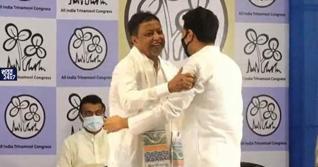 ‘বিজেপি থেকে বেরিয়ে ভালো লাগছে’, সপুত্র তৃণমূলে প্রত্যাবর্তন মুকুলের, উত্তরীয় পরিয়ে ‘আপন’ করে নিলেন অভিষেক