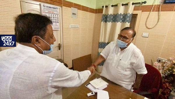 পার্থ চট্টোপাধ্যায়ের বাড়ি হাজির মুকুল রায়, পুরনো ‘বন্ধু’র মাতৃবিয়োগের শোকপ্রকাশের পর হল একান্ত বৈঠক পার্থ চট্টোপাধ্যায়ের বাড়ি হাজির মুকুল রায়, পুরনো ‘বন্ধু’র মাতৃবিয়োগের শোকপ্রকাশের পর হল একান্ত বৈঠক