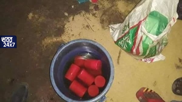 সিলিন্ডারের পাশেই রাখা বোমা, তৃণমূলের বিদায়ী কাউন্সিলরের ছেলের ফ্ল্যাট থেকে মিলল কৌটো বোমা সিলিন্ডারের পাশেই রাখা বোমা, তৃণমূলের বিদায়ী কাউন্সিলরের ছেলের ফ্ল্যাট থেকে মিলল কৌটো বোমা