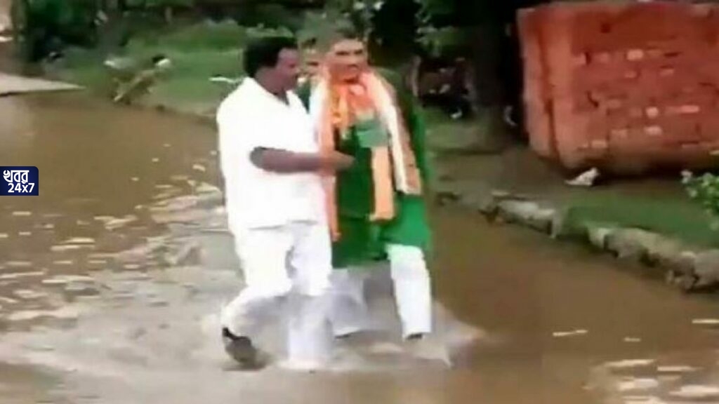জল নিকাশির ব্যবস্থা নেই, বিজেপি বিধায়কের উপর ক্ষোভ উগড়ে দিল স্থানীয়রা, টেনে নামানো হল নোংরা জলে জল নিকাশির ব্যবস্থা নেই, বিজেপি বিধায়কের উপর ক্ষোভ উগড়ে দিল স্থানীয়রা, টেনে নামানো হল নোংরা জলে