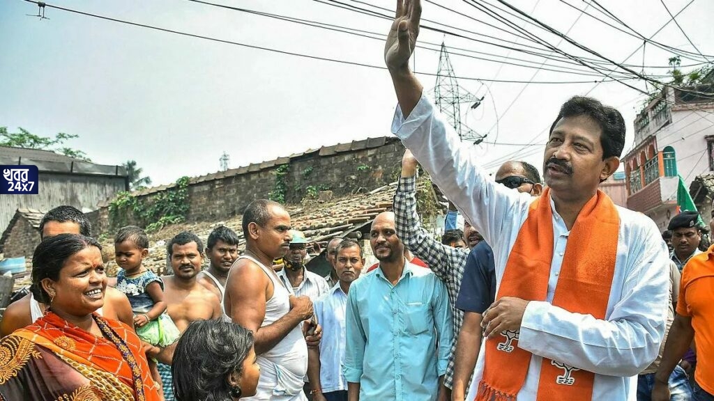 হঠাৎই ত্রিপুরা সফরে গেলেন রাজীব বন্দ্যোপাধ্যায়, নতুন কোনও সমীকরণের ইঙ্গিত? উঠছে প্রশ্ন হঠাৎই ত্রিপুরা সফরে গেলেন রাজীব বন্দ্যোপাধ্যায়, নতুন কোনও সমীকরণের ইঙ্গিত? উঠছে প্রশ্ন