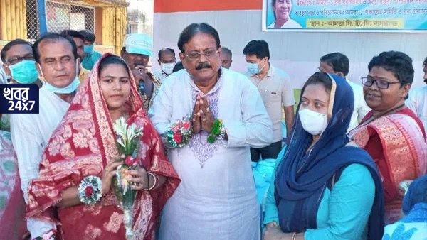 মুখে নেই মাস্ক, তারস্বরে লাউড স্পিকার বাজিয়ে নাচগান করে মেডিক্যাল কলেজে পালিত হল রাখিবন্ধন উৎসব মুখে নেই মাস্ক, তারস্বরে লাউড স্পিকার বাজিয়ে নাচগান করে মেডিক্যাল কলেজে পালিত হল রাখিবন্ধন উৎসব
