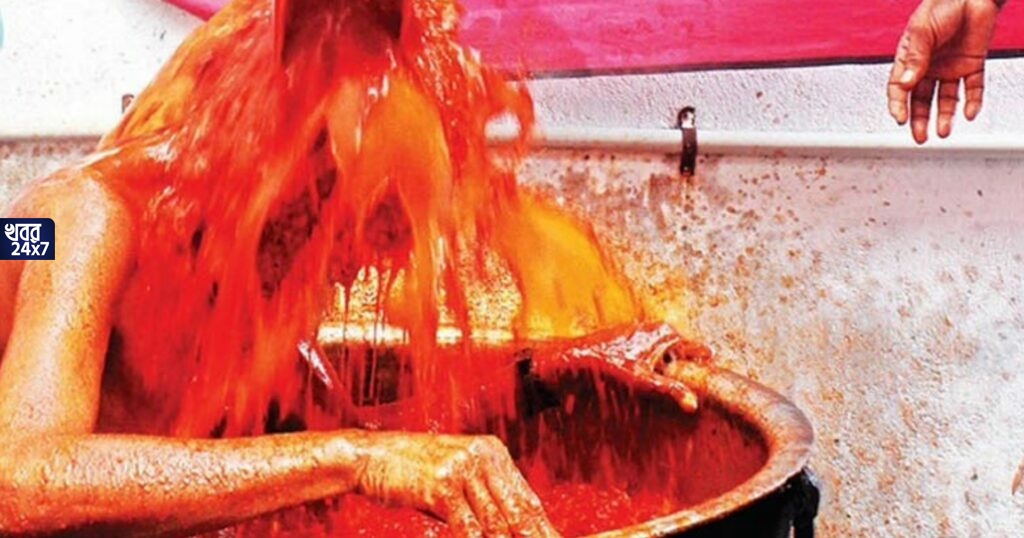 ১০৮ কেজি লঙ্কার গুঁড়ো মেশানো জলে স্নান করলেন পুরোহিত! কারণ জানলে অবাক হবেন আপনিও ১০৮ কেজি লঙ্কার গুঁড়ো মেশানো জলে স্নান করলেন পুরোহিত! কারণ জানলে অবাক হবেন আপনিও
