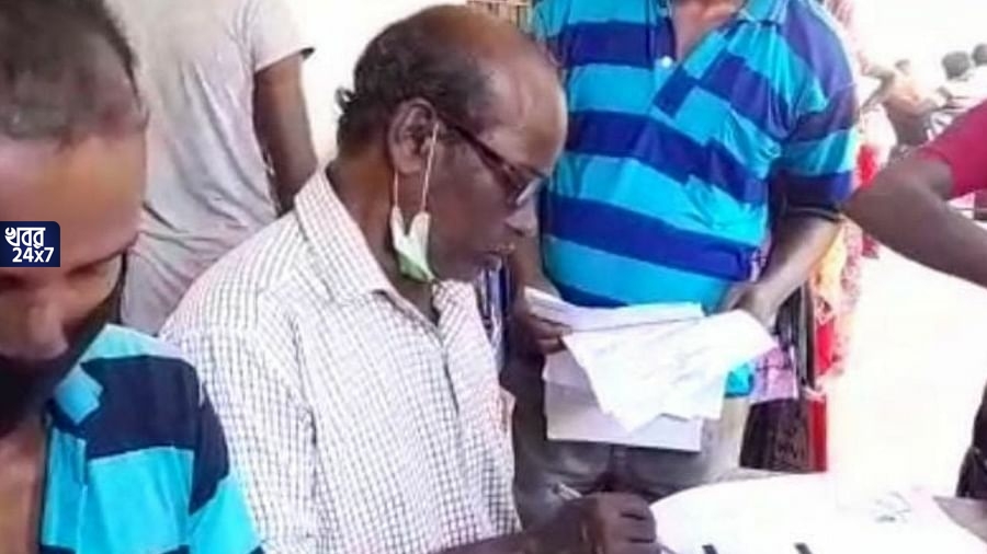 ফের ‘দুয়ারে সরকার’ প্রকল্পে এগিয়ে এল গেরুয়া শিবির, ‘মানুষই তো সাহায্য পাচ্ছে’, দাবী বিজেপির ফের ‘দুয়ারে সরকার’ প্রকল্পে এগিয়ে এল গেরুয়া শিবির, ‘মানুষই তো সাহায্য পাচ্ছে’, দাবী বিজেপির