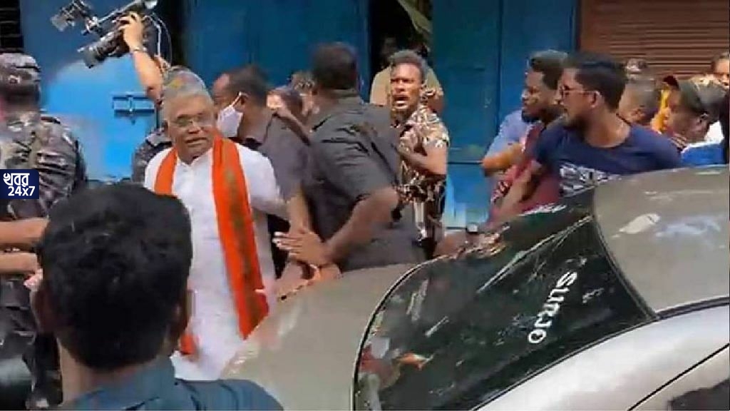 কেন হামলা হল বিজেপি সাংসদের উপর, কী চলছে ভবানীপুর উপনির্বাচনে? বিকেলের মধ্যেই রিপোর্ট তলব করল কমিশন কেন হামলা হল বিজেপি সাংসদের উপর, কী চলছে ভবানীপুর উপনির্বাচনে? বিকেলের মধ্যেই রিপোর্ট তলব করল কমিশন