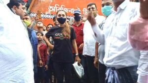 গ্ল্যামারহীন! বৃষ্টিতে বিপর্যস্ত ভাঙড় এলাকা পরিদর্শন করলেন সাংসদ মিমি চক্রবর্তী, অবস্থা দেখে জুতো খুলে নেমে পড়লেন কাদায়!
