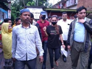 গ্ল্যামারহীন! বৃষ্টিতে বিপর্যস্ত ভাঙড় এলাকা পরিদর্শন করলেন সাংসদ মিমি চক্রবর্তী, অবস্থা দেখে জুতো খুলে নেমে পড়লেন কাদায়!