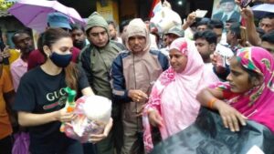 গ্ল্যামারহীন! বৃষ্টিতে বিপর্যস্ত ভাঙড় এলাকা পরিদর্শন করলেন সাংসদ মিমি চক্রবর্তী, অবস্থা দেখে জুতো খুলে নেমে পড়লেন কাদায়!