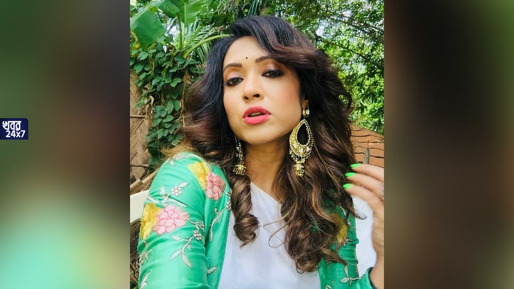 "ভুলে গেছিলাম আমি একজন খ্যাতনামী!" পুজোতে ফরাসি ছেলের সঙ্গে রাস্তায় দাঁড়িয়ে ফুচকা খেতে গিয়ে ভিড় জড়ো করে বসেছিলেন 'ঋ'! "ভুলে গেছিলাম আমি একজন খ্যাতনামী!" পুজোতে ফরাসি ছেলের সঙ্গে রাস্তায় দাঁড়িয়ে ফুচকা খেতে গিয়ে ভিড় জড়ো করে বসেছিলেন 'ঋ'!