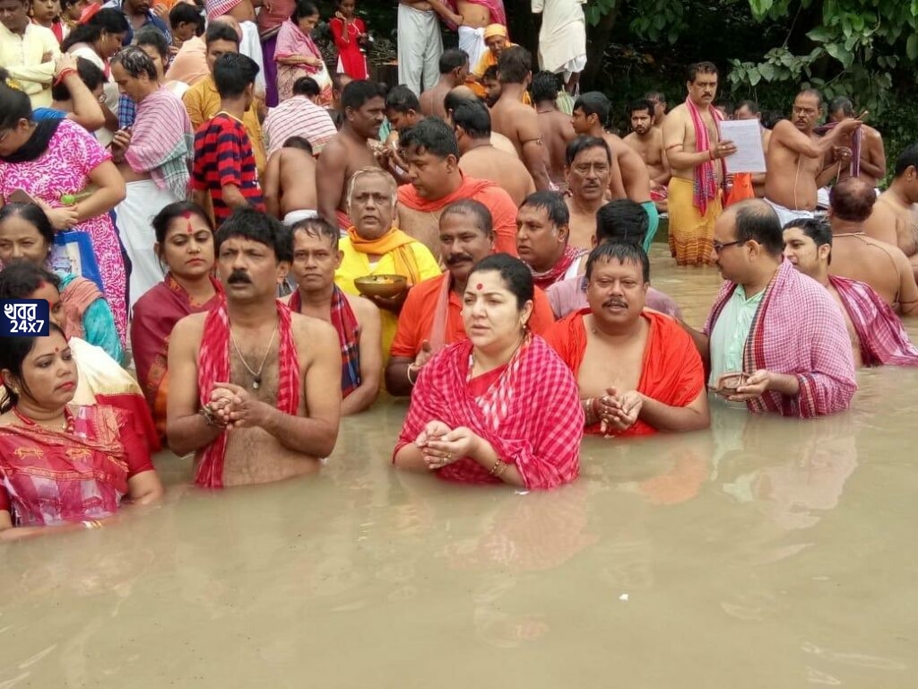 ‘যাঁরা লাভের আশায় বিজেপিতে এসেছিলেন, তাঁরা যত তাড়াতাড়ি চলে যান ততই ভালো’, মহালয়ার দিন তর্পণ সেরে মন্তব্য লকেটের ‘যাঁরা লাভের আশায় বিজেপিতে এসেছিলেন, তাঁরা যত তাড়াতাড়ি চলে যান ততই ভালো’, মহালয়ার দিন তর্পণ সেরে মন্তব্য লকেটের