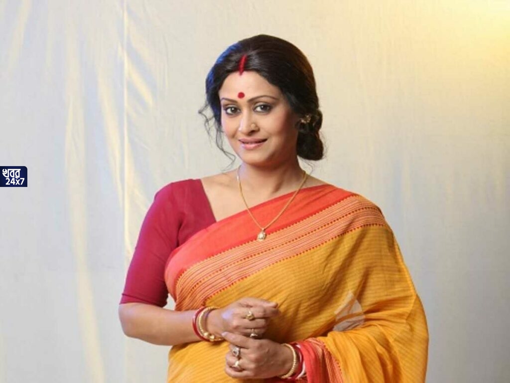 শেষ মুহূর্তে পুজোর কেনাকাটা সারতে মুখোশ পরে গড়িয়াহাট চত্বরে ইন্দ্রাণী হালদার! ফুটপাতের বিক্রেতাদের থেকে দরদাম করে শাড়ি কিনলেন শ্রীময়ী!