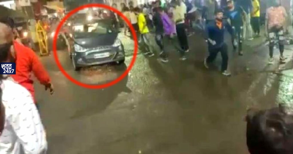 দুর্গাপ্রতিমা নিরঞ্জনের সময় বিপত্তি, মিছিলের মধ্যে দ্রুত গতিতে গাড়ি এসে মারল ধাক্কা, গুরুতর আহত ২ দুর্গাপ্রতিমা নিরঞ্জনের সময় বিপত্তি, মিছিলের মধ্যে দ্রুত গতিতে গাড়ি এসে মারল ধাক্কা, গুরুতর আহত ২