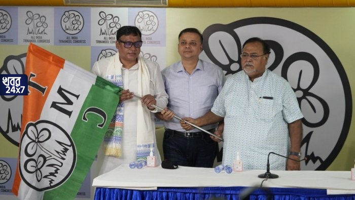 ‘বিজেপিতে কাজের পরিবেশ নেই’, অবশেষে জল্পনা সত্যি করে তৃণমূলে যোগ দিলেন রায়গঞ্জের বিজেপি বিধায়ক কৃষ্ণ কল্যাণী