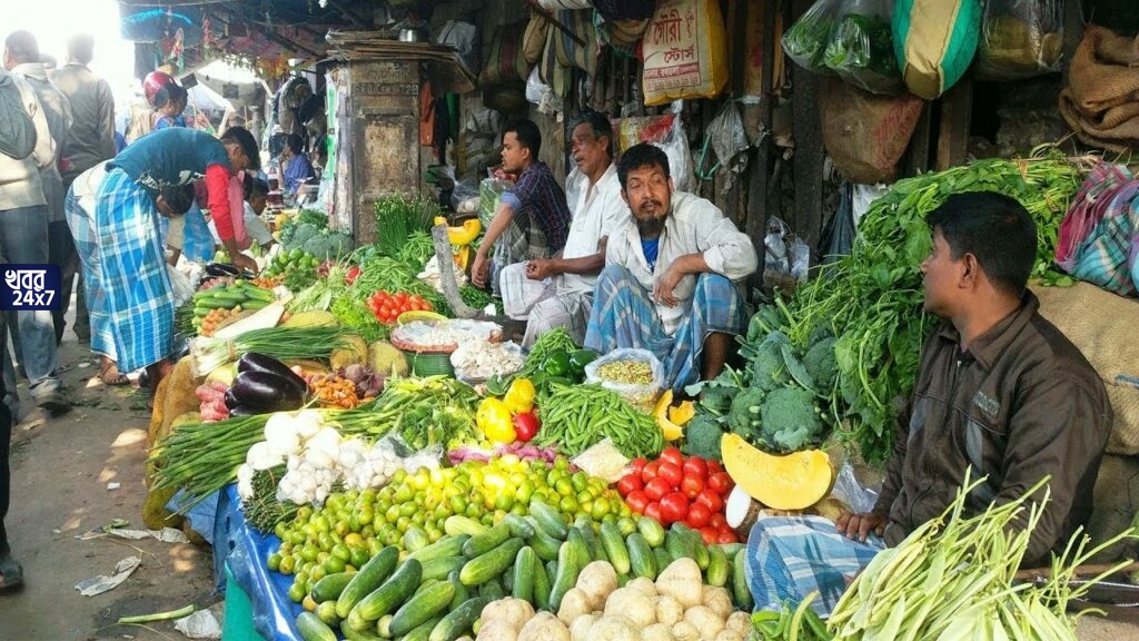 সবজির দাম আগুন, মাথায় হাত মধ্যবিত্তদের, কালোবাজারি রুখতে বাজারে হানা দিল এনফোর্সমেন্ট ব্রাঞ্চের আধিকারিকরা সবজির দাম আগুন, মাথায় হাত মধ্যবিত্তদের, কালোবাজারি রুখতে বাজারে হানা দিল এনফোর্সমেন্ট ব্রাঞ্চের আধিকারিকরা