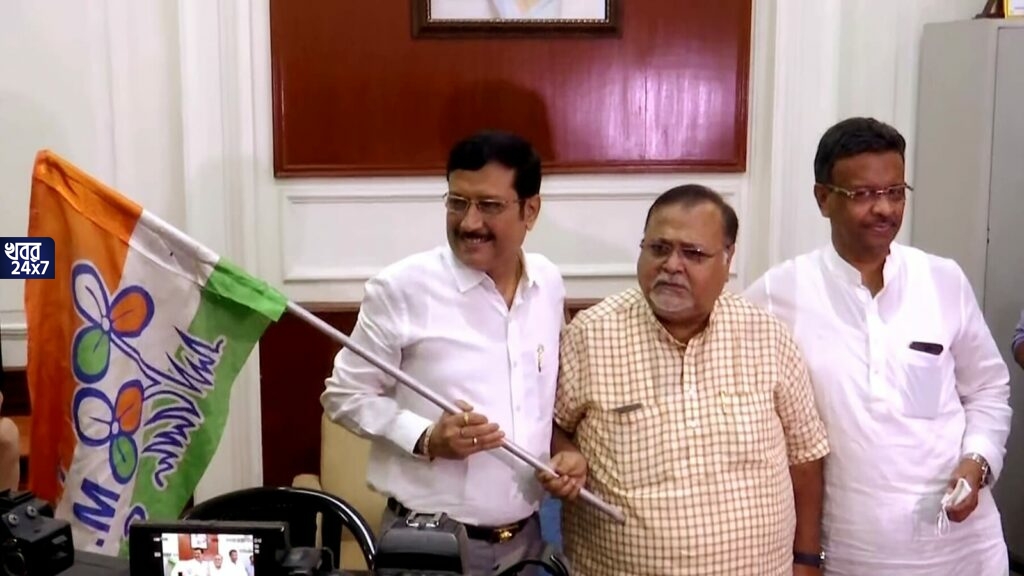 সব্যসাচীর প্রত্যাবর্তনে দ্বিধাবিভক্ত দল, প্রকাশ্যে তৃণমূলের অন্দরের ফাটল সব্যসাচীর প্রত্যাবর্তনে দ্বিধাবিভক্ত দল, প্রকাশ্যে তৃণমূলের অন্দরের ফাটল