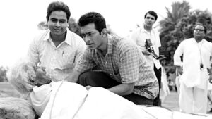 ঠিক যেন অবিকল সত্যজিৎ রায়! অপরাজিত'র ফার্স্ট লুক নিয়ে শোরগোল নেট দুনিয়ায়