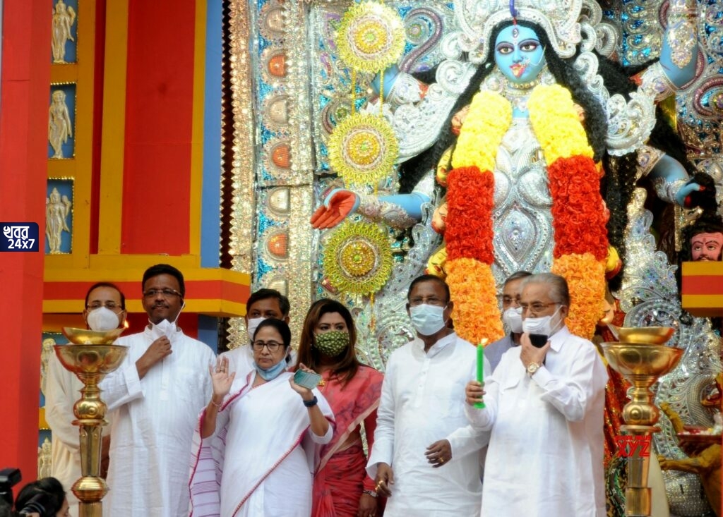 ‘প্রত্যেকটা পোস্টারে আমার মুখটাকে পুরো কালো করে দিয়েছে’, কালীপুজোর উদ্বোধনে গিয়ে কংগ্রেস-বিজেপিকে তোপ মমতার