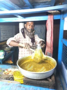 এম এ পাশ যুবক, সংসারের হাল ফেরালেন চপের দোকান দিয়ে!