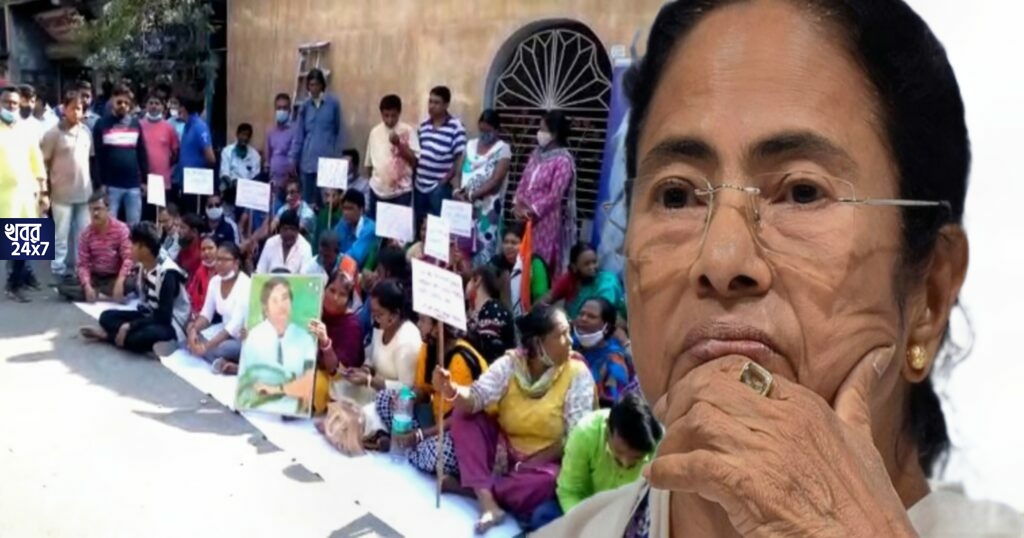 তৃণমূলের স্বজনপোষণের বিরুদ্ধে দলের অন্দরেই ছড়াচ্ছে ক্ষোভ, এবার প্রার্থী বদলের দাবি নিয়ে দিদির ছবি নিয়ে ধর্নায় তৃণমূল কর্মীরা!
