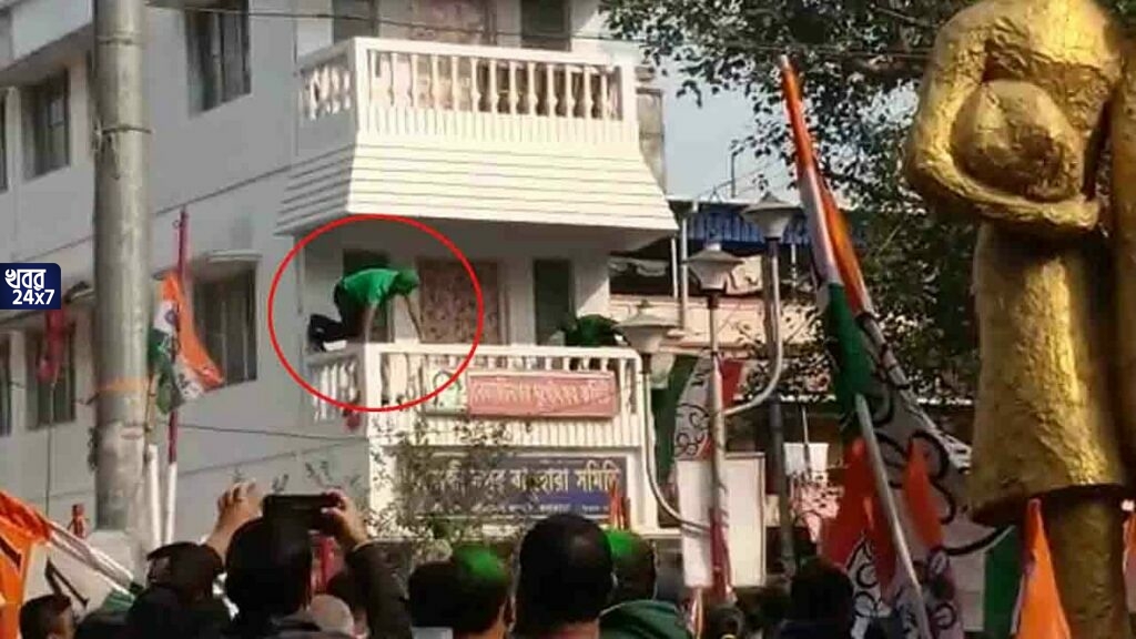 কলকাতা পুরভোটের ফলপ্রকাশের পরই বামেদের পার্টি অফিস দখল তৃণমূলের, মন্ত্রী অরূপ বিশ্বাসের সামনেই চলল বিজয়োৎসব কলকাতা পুরভোটের ফলপ্রকাশের পরই বামেদের পার্টি অফিস দখল তৃণমূলের, মন্ত্রী অরূপ বিশ্বাসের সামনেই চলল বিজয়োৎসব