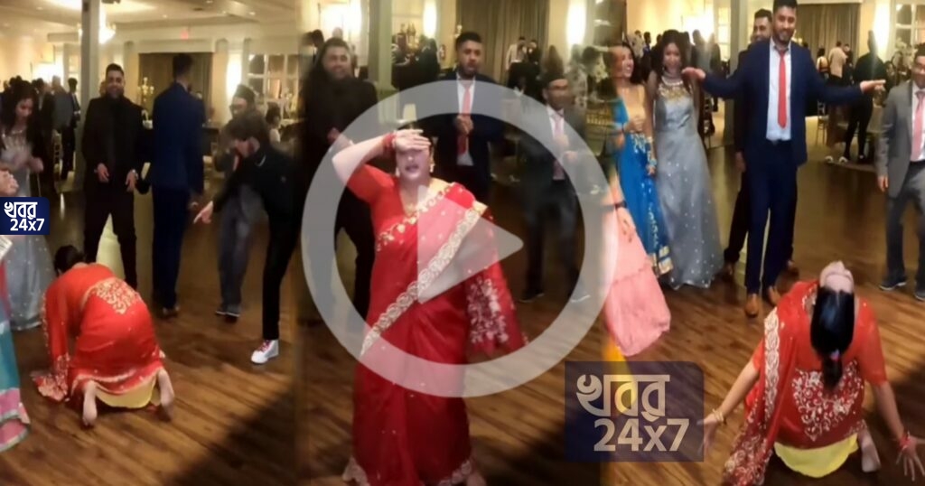 হৃত্বিক রোশনের গানে জমিয়ে নাচছেন মহিলা, ‘ডান্সিং বউদি’র বিন্দাস নাচে মজেছে নেটদুনিয়া, না দেখলেই মিস হৃত্বিক রোশনের গানে জমিয়ে নাচছেন মহিলা, ‘ডান্সিং বউদি’র বিন্দাস নাচে মজেছে নেটদুনিয়া, না দেখলেই মিস