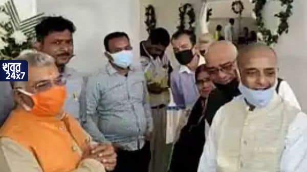 শীতের বারবেলায় প্রাক্তন তৃণমূল বিধায়কের বাড়িতে হাজির দিলীপ ঘোষ, বিজেপি নেতার হঠাৎ এই উপস্থিতি নিয়ে জল্পনা তুঙ্গে শীতের বারবেলায় প্রাক্তন তৃণমূল বিধায়কের বাড়িতে হাজির দিলীপ ঘোষ, বিজেপি নেতার হঠাৎ এই উপস্থিতি নিয়ে জল্পনা তুঙ্গে