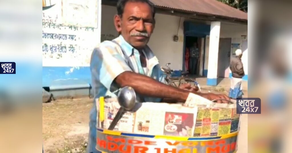 শরীর ফিট রাখতে সাইকেলে চেপে মুড়ি বিক্রি করেন, চেখে দেখবেন নাকি বছর সত্তরের ‘দাদুর স্বাদেভরা ঝালমুড়ি’!