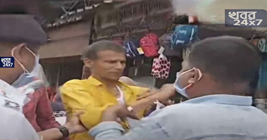 ‘মাস্ক কোথায়’? জিজ্ঞাসা করতেই রেগে লাল, DC পোর্টের সামনেই পুলিশকর্মীকে মারধর যুবকের