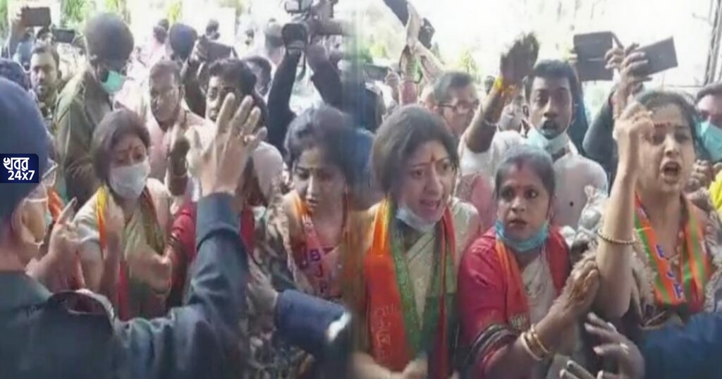 মনোনয়ন জমা দেওয়ার ক্ষেত্রে তৃণমূল প্রার্থীদের অগ্রাধিকার দেওয়ার অভিযোগ, বিধাননগর প্রশাসনিক ভবনের সামনে বিক্ষোভ বিজেপির মনোনয়ন জমা দেওয়ার ক্ষেত্রে তৃণমূল প্রার্থীদের অগ্রাধিকার দেওয়ার অভিযোগ, বিধাননগর প্রশাসনিক ভবনের সামনে বিক্ষোভ বিজেপির