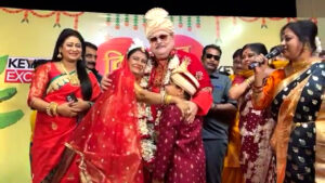 লাল টুকটুকে পাঞ্জাবিতে সেজে দ্বিতীয় বিয়ে করতে গেলেন ‘কালারফুল’ মদন, পান পাতার আড়ালে পাত্রীটি আসলে কে? লাল টুকটুকে পাঞ্জাবিতে সেজে দ্বিতীয় বিয়ে করতে গেলেন ‘কালারফুল’ মদন, পান পাতার আড়ালে পাত্রীটি আসলে কে?