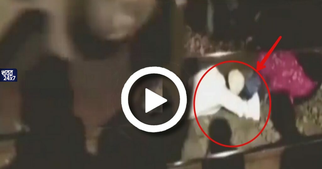 রেললাইনে পড়ে যাওয়া এক শিশুকে বাঁচাতে লাইনে লাফ দিলেন এক প্রৌঢ়, দু’জনের মাথার উপর দিয়ে চলে গেল মালগাড়ি, এরপর যা হল... রেললাইনে পড়ে যাওয়া এক শিশুকে বাঁচাতে লাইনে লাফ দিলেন এক প্রৌঢ়, দু’জনের মাথার উপর দিয়ে চলে গেল মালগাড়ি, এরপর যা হল...